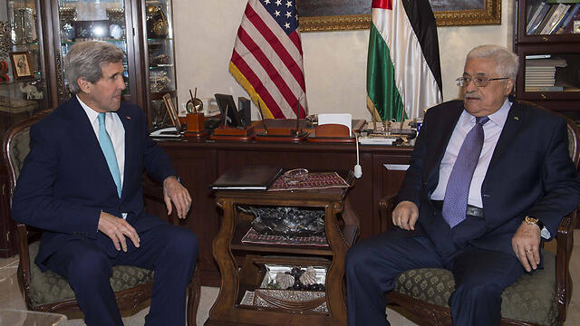 John Kerry and Mahmoud Abbas (Photo: AFP) (צילום: AFP) John Kerry and Mahmoud Abbas (Photo: AFP)