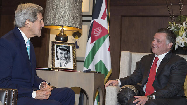 Kerry with Jordanian king. Peace plan has 'not failed yet'. (Photo: AFP)