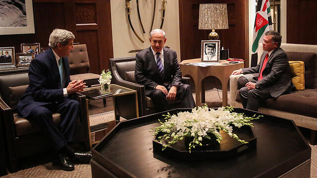 Netanyahu meeting with Jordan's King Abdullah and US Secretary of State Kerry amid rising tensions on Temple Mount (Photo: EPA)