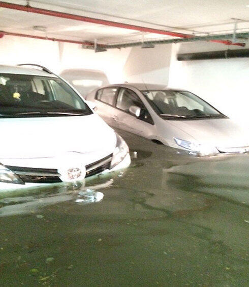 Flooding in a parking lot in Ramat Gan. (Photo: Royi Basseches) (צילום: רועי בסכס) Flooding in a parking lot in Ramat Gan. (Photo: Royi Basseches)