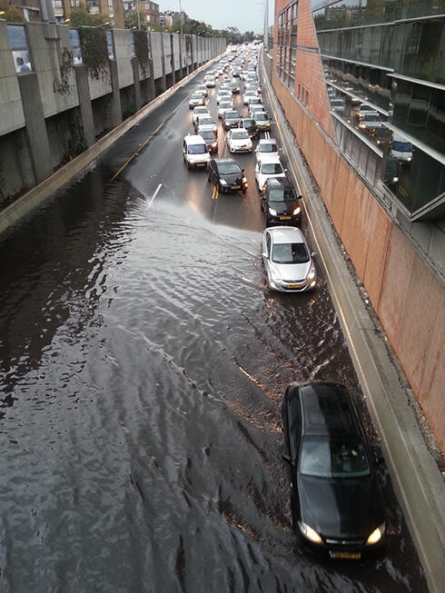 Heavy traffic on the Ayalon Highway in Tel Aviv. (Photo: Eli Baabur) (צילום: אלי בעבור) Heavy traffic on the Ayalon Highway in Tel Aviv. (Photo: Eli Baabur)