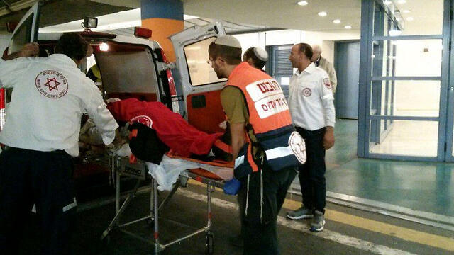 גבר נדקר דקירה מברג ב נביאים ירושלים (צילום: דוברות מד"א) גבר נדקר דקירה מברג ב נביאים ירושלים