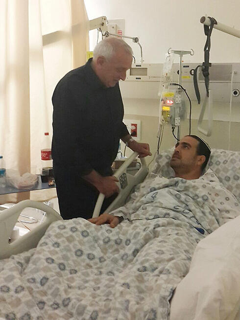 Interior Security Minister Aharonovich visiting Itzik Weizmann (Photo: Interior Ministry) (צילום: דוברות המשרד לבט"פ ) Interior Security Minister Aharonovich visiting Itzik Weizmann (Photo: Interior Ministry)