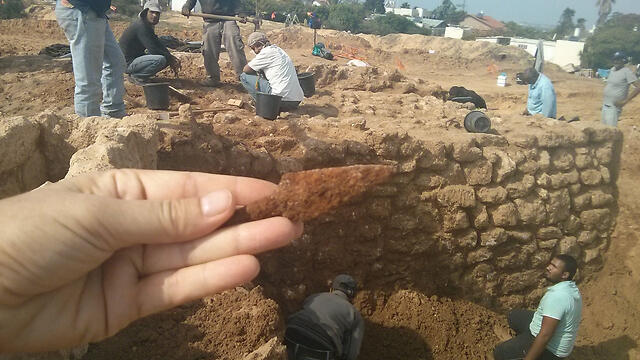 Ancient arrow head found in the fortications (Photo: Matan Tzuri)