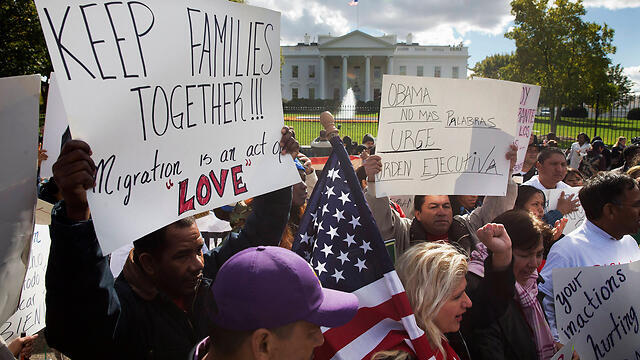 Supporters of Obama's immigration reform outside of the White House in Washington D.C. (Photo: Associated Press) (צילום: AP) Supporters of Obama's immigration reform outside of the White House in Washington D.C. (Photo: Associated Press)