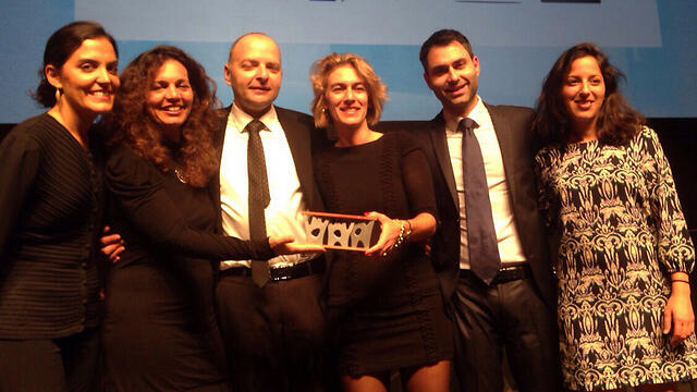 Representatives of the Tel Aviv Municipality recieve World Smart Cities award in Barcelona. (Photo: Tel Aviv Municipality) (באדיבות עיריית תל-אביב) Representatives of the Tel Aviv Municipality recieve World Smart Cities award in Barcelona. (Photo: Tel Aviv Municipality)