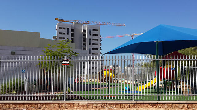 A construction site near a playground in Ashkelon. (Photo: Roee Idan) (צילום: רועי עידן) A construction site near a playground in Ashkelon. (Photo: Roee Idan)