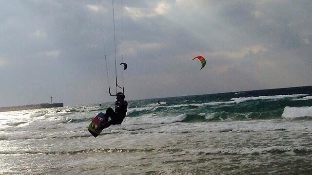 Parasailers take advantage of stormy weather in Ashdod (Photo: Shmuel David)