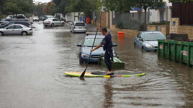 Rain floods roads in Tel Aviv (Photo: Shmuel Pink)