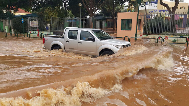 Flooding also reported in Hod HaSharon (Photo: Tuviya Golan)