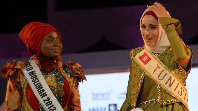 Fatma and last year's winner, Obabiyi Aishah Ajibola of Nigera (Photo: AFP) (צילום: AFP) Fatma and last year's winner, Obabiyi Aishah Ajibola of Nigera (Photo: AFP)