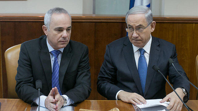 Steinitz and Netanyahu during a cabinet meeting (Photo: Ohad Zwigenberg)