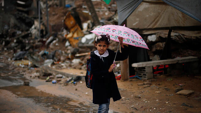 Without funds, 'refugee families will find themselves with inadequate shelter' (Photo: Reuters) (צילום: רויטרס) Without funds, 'refugee families will find themselves with inadequate shelter' (Photo: Reuters)