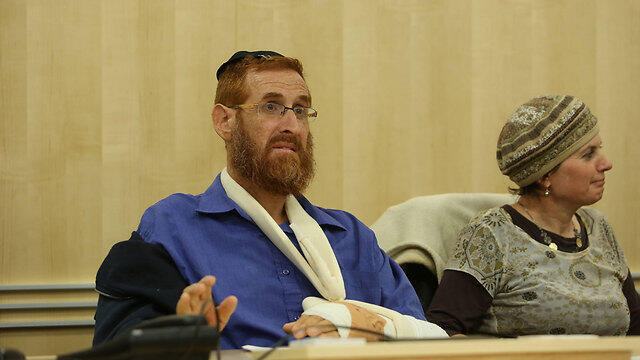 Yehuda Glick holds news conference upon his release from the hospital. (Photo: Gil Yohanan)