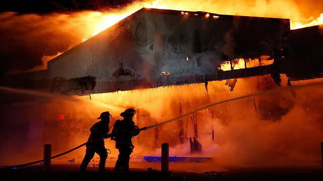 A restaurant on fire (Photo: EPA) (צילום: EPA) A restaurant on fire (Photo: EPA)