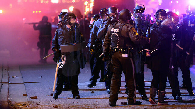 Police in riot control gear (Photo: AFP) (צילום: AFP) Police in riot control gear (Photo: AFP)