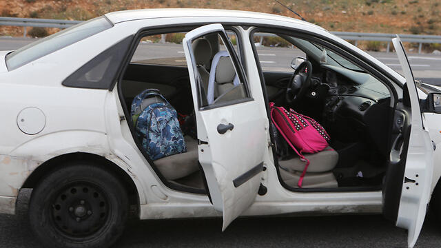 Victim's car at intersection (Photo: Alex Kolomoisky) (צילום: אלכס קולומויסקי, "ידיעות אחרונות") Victim's car at intersection (Photo: Alex Kolomoisky)