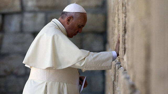 Pope Francis at the Western Wall in Jerusalem in May. (Photo: AFP) (צילום: AFP) Pope Francis at the Western Wall in Jerusalem in May. (Photo: AFP)