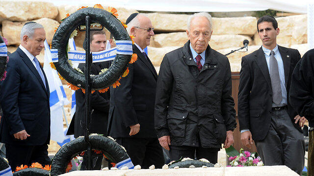 Netanyahu, Rivlin and Peres at the ceremony (Photo: Haim Hornstein)
