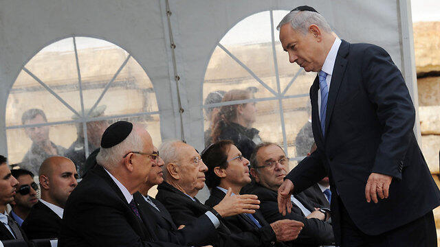 Netanyahu speaking to Peres and Rivlin (Photo: Haim Hornstein)