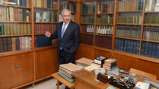 Netanyahu visits Ben-Gurion's Hut in Sde Boker (Photo: Amos Ben-Gershom, GPO) (צילום: עמוס בן גרשום, לע"מ) Netanyahu visits Ben-Gurion's Hut in Sde Boker (Photo: Amos Ben-Gershom, GPO)