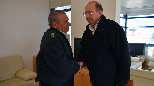 Ya'alon (right) and Eisenkot (left) shake hands. (Photo: Ariel Hermoni, Defense Ministry)
