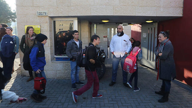 Students arrive at entrance of school, Sunday morning (Photo: Gil Yoanan)