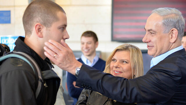 Родители провожают сына Авнера в армию. Фото: Коди Кидеон, ЛААМ