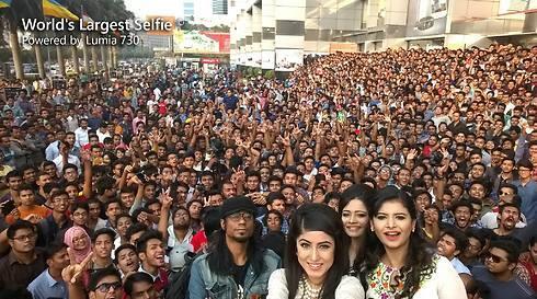 Or is this the world's largest selfie? (Photo: Ruhina Khan) (צילום Ruhina Khan) Or is this the world's largest selfie? (Photo: Ruhina Khan)