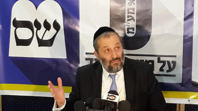 Aryeh Deri speaking in Ashdod (Photo: Roi Idan) 