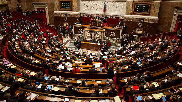 France's parliament during the vote (Photo: EPA) (צילום: EPA) France's parliament during the vote (Photo: EPA)