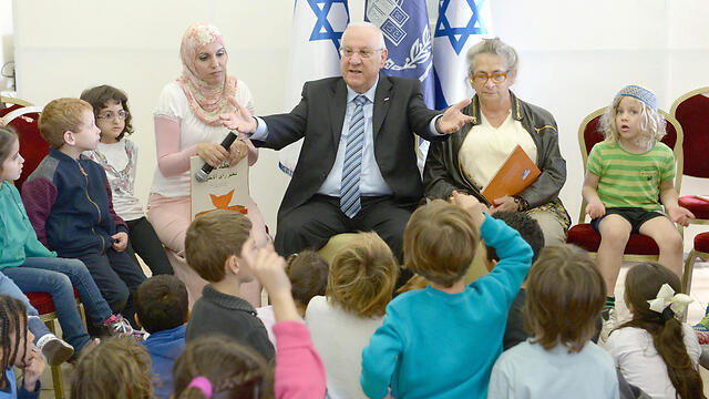 President Rivlin and First Lady Nechama Rivlin meet with first graders from bilingual school. (Photo: Mark Nieman/GPO)