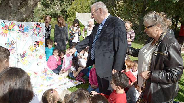 The president and first lady with the first graders. (Photo: Mark Nieman/GPO)