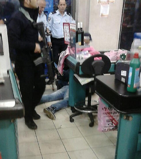 Stabbing attack in Rami Levi (Photo: Shmuel Bornshtein)