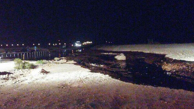 Oil spill in southern Israel. (Photo: Police Spokesman's Unit) (צילום: חטיבת דובר המשטרה) Oil spill in southern Israel. (Photo: Police Spokesman's Unit)