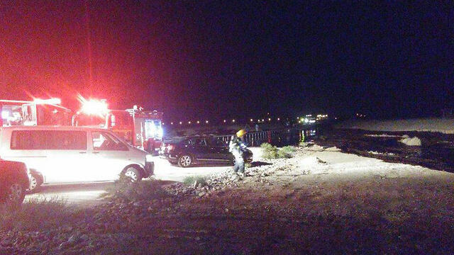 Crews work to stop oil spill near Route 90. (Photo: Police Spokesman's Unit) (צילום: חטיבת דובר המשטרה) Crews work to stop oil spill near Route 90. (Photo: Police Spokesman's Unit)