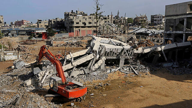 Workers clearing rubble in Gaza (Photo: AP) (צילום: AP) Workers clearing rubble in Gaza (Photo: AP)