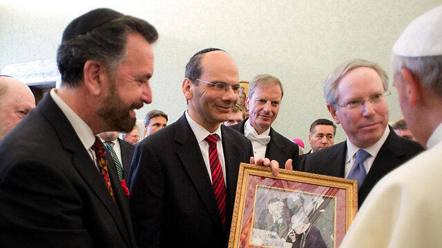 The Pope meeting with Jewish leaders at the Vatican. (Photo: EPA, OSSERVATORE ROMANO) (צילום: EPA, OSSERVATORE ROMANO) The Pope meeting with Jewish leaders at the Vatican. (Photo: EPA, OSSERVATORE ROMANO)