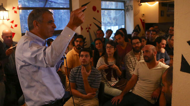 Moshe Kahlon at Tel Aviv pub (Photo: Motti Kimchi)