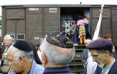 French Holocaust survivors visiting memorial site (Archive photo: AP)