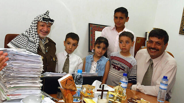 Abu Ein with Yasser Arafat in 2003 (Photo: AFP) (צילום: AFP) Abu Ein with Yasser Arafat in 2003 (Photo: AFP)