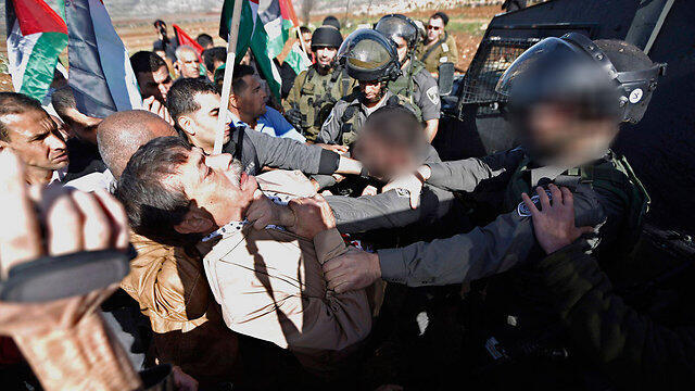 Border Police force grabs Abu Ein (Photo: Reuters)