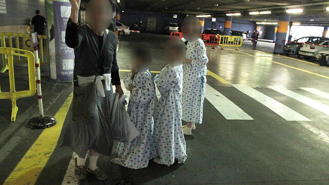 Mother and three daughters wounded in attack (Photo: Ido Erez) (צילום: עידו ארז) Mother and three daughters wounded in attack (Photo: Ido Erez)