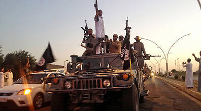 דאעש מוסול לוחמים המדינה האיסלאמית (צילום: AP) דאעש מוסול לוחמים המדינה האיסלאמית