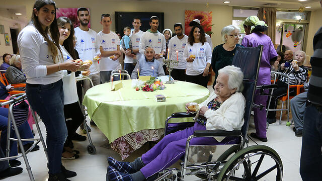Candel-lighting at the Gil Oz Retirement home. (Photo: Yaron Brenner) (צילום: ירון ברנר) Candel-lighting at the Gil Oz Retirement home. (Photo: Yaron Brenner)