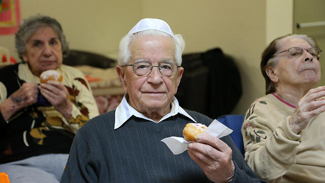 Holocaust survivors eating traditional sufganyot at Gil Oz retirement home in Petah Tikva. (Photo: Yaron Brenner) (צילום: ירון ברנר) Holocaust survivors eating traditional sufganyot at Gil Oz retirement home in Petah Tikva. (Photo: Yaron Brenner)