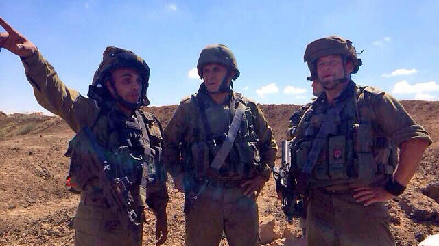 Hajabi (left) with GOC Southern Command Turgeman (center) and Givati Brigade Commander Vinter (right) (Photo: IDF Spokesman) (צילום: דובר צה"ל) Hajabi (left) with GOC Southern Command Turgeman (center) and Givati Brigade Commander Vinter (right) (Photo: IDF Spokesman)