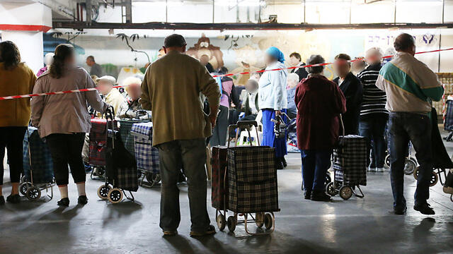 Elderly Israelis in Tel Aviv waiting for food donations from Pitchon Lev charity (Photo: Yaron Brener)