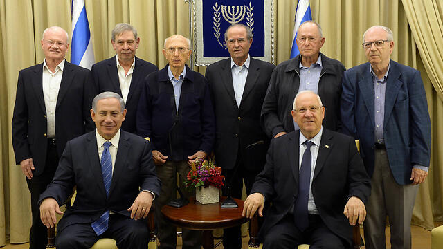 Standing, right to left, generations of Mossad chiefs: Efraim Halevi, Nahum Admoni, Shabtai Shavit, Zvi Zamir, Tamir Pardo and Danny Yatom (Photo: President's Spokesperson)