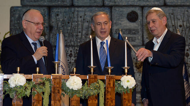 Pardo lights menorah with Netanyahu and Rivlin (Photo: President's Spokesperson)